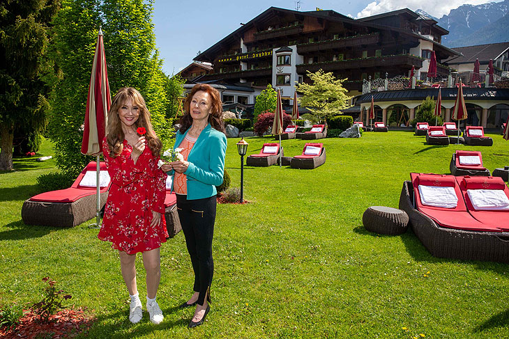Cornelia Corba mit Mutter Bella beim 1. Jagdhof VIP Gipfeltreffen im 5-Sterne SPA-HOTEL Jagdhof im Stubaital, Foto: People Picture/Willi Schneider